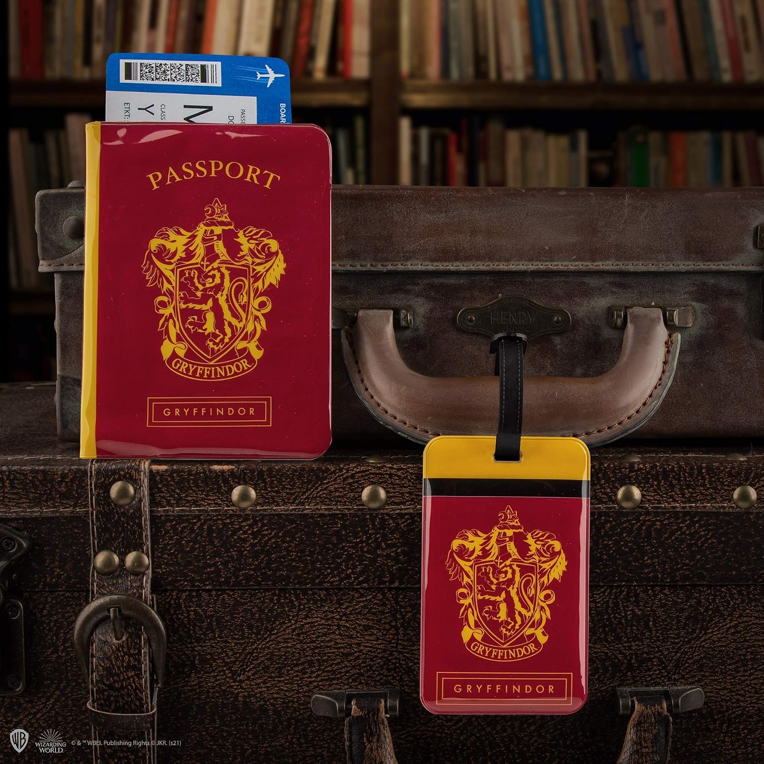 image:imageCinereplicas Harry Potter  Set of Tag amp Passport Cover SlytherinGryffindorHufflepuffRavenclaw  Official LicenseGryffindor